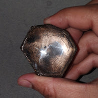 स्टार गोल्डन ब्राउन चॉकलेट नीलम रत्न छड़ी: 712.70cts प्राकृतिक अनुपचारित कच्चे नीलम नमूना 6Ray स्टार छड़ी 50.5*41mm