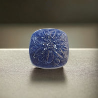 नीला नीलम रत्न नक्काशी: 28.30cts प्राकृतिक अनुपचारित बिना गर्म किया हुआ नीलम हाथ से नक्काशीदार कुशन आकार 18*20mm