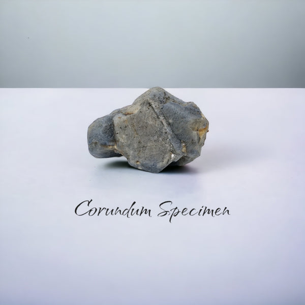 BLUE SAPPHIRE Gemstone Crystal : 527.60cts Natural Unheated Sapphire Corundum Rough Specimen 58*42mm