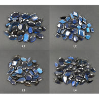 इंद्रधनुष चमकती लैब्राडोराइट रत्न सामान्य कट: प्राकृतिक अनुपचारित बिना गर्म किया हुआ नीला लैब्राडोराइट बहु आकार बहुत सारे