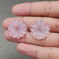 चाल्सेडनी रत्न नक्काशी: 34.55cts प्राकृतिक अनुपचारित गुलाबी चाल्सेडनी हाथ नक्काशीदार फूल 24 मिमी जोड़ी